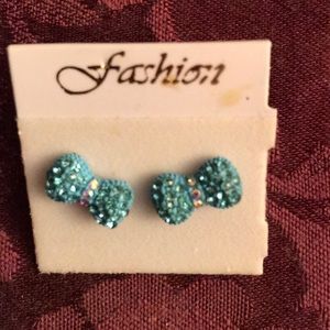 Sparkly cute bow earrings.